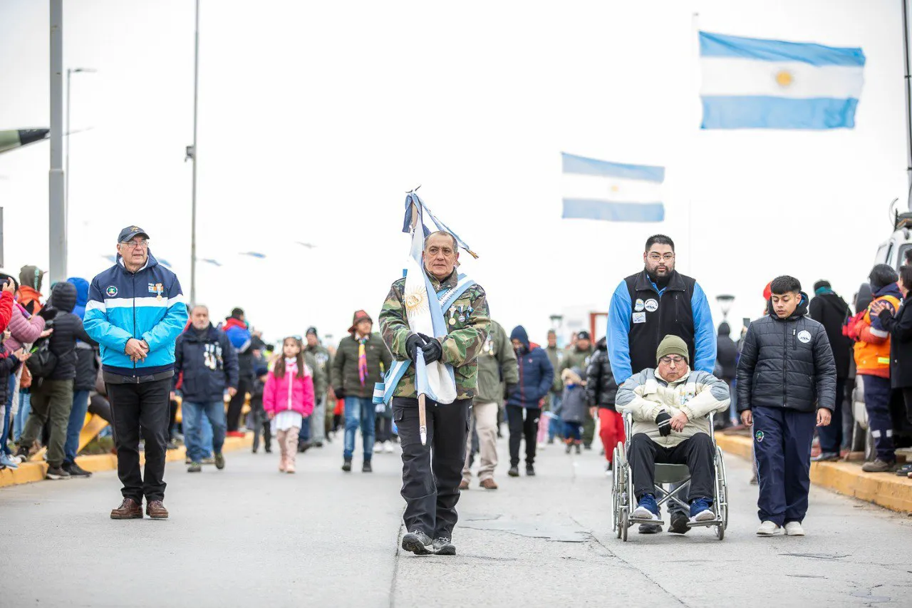 Alrededor de 20 mil riograndenses participaron del desfile y las actividades por Malvinas (7)