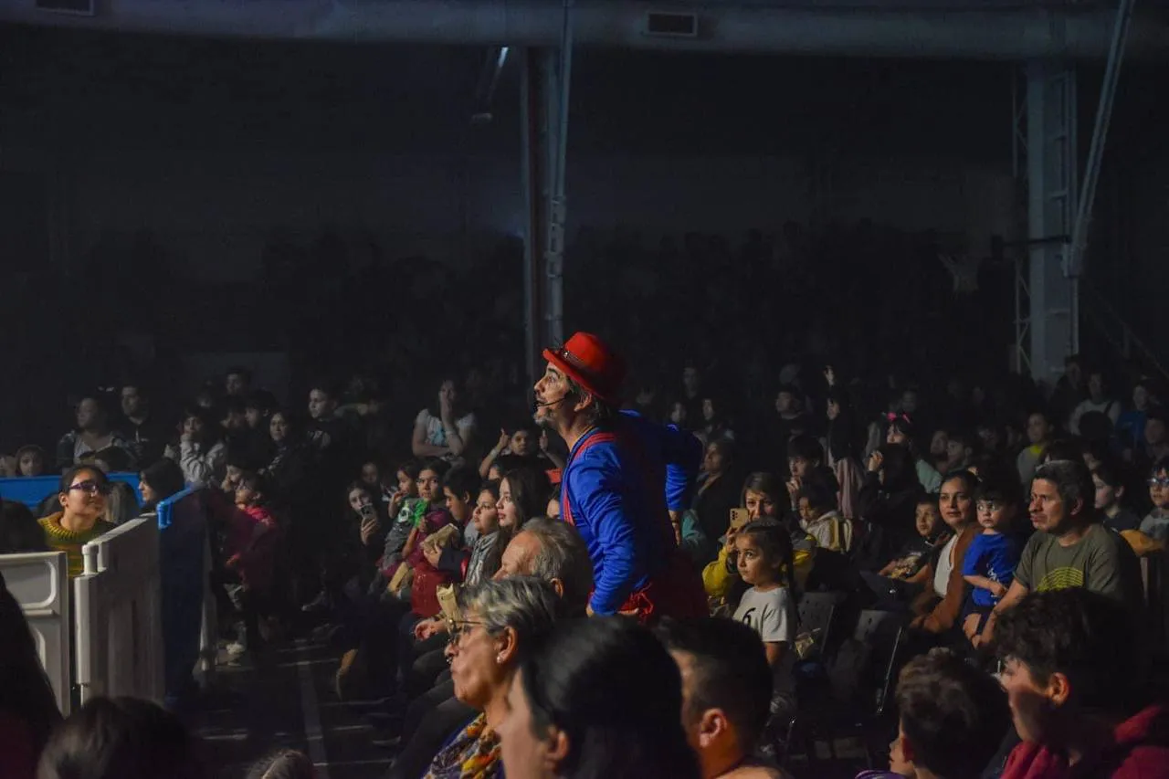 Cerca de mil personas disfrutaron del espectáculo circense de “La Pipetuá” en Tolhuin (2)