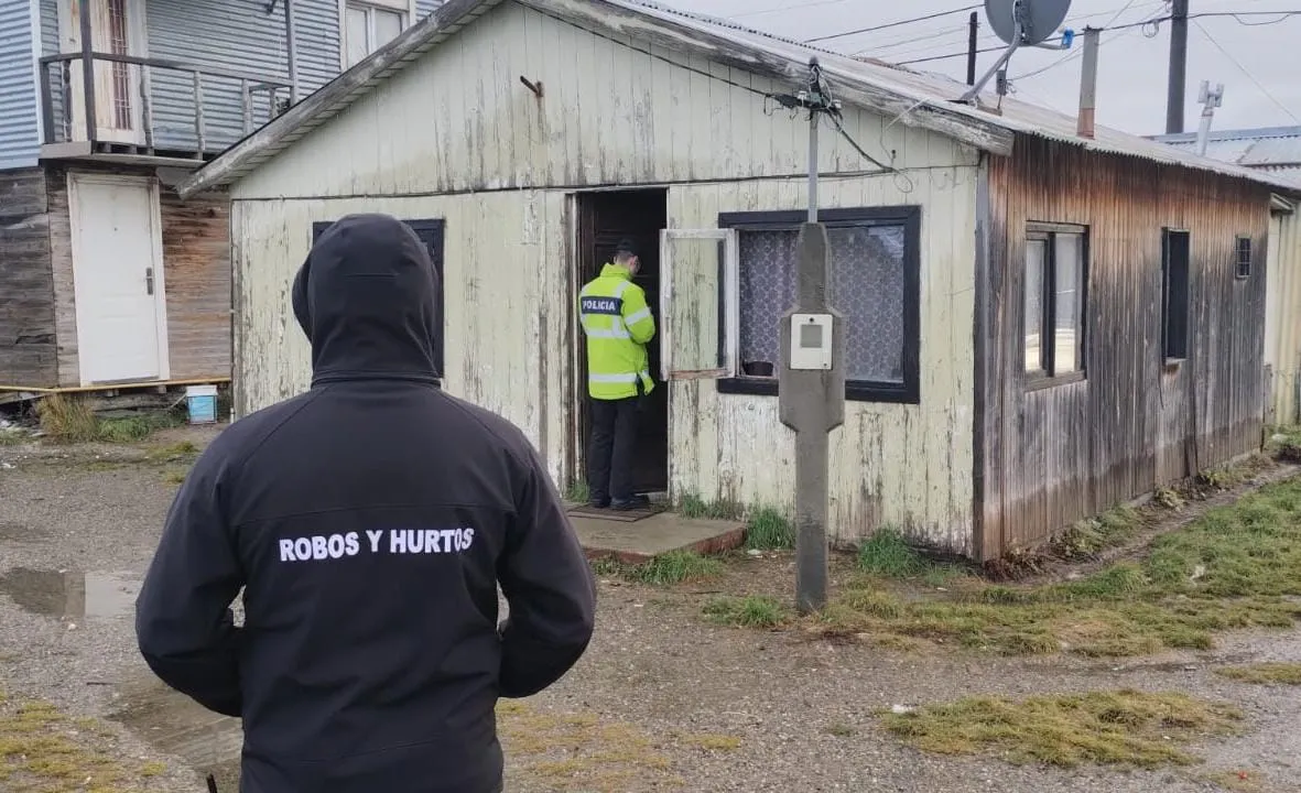 Allanaron tres viviendas ante la denuncia de un robo días atrás en Río Grande  (1)