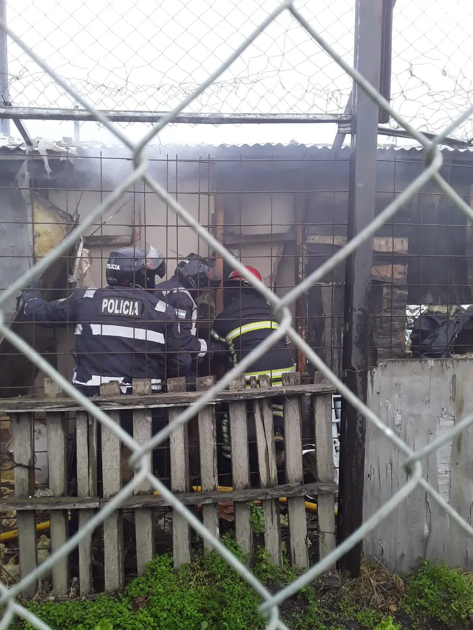 Una familia quedó atrapada dentro de su casilla mientras se incendiaba (2)