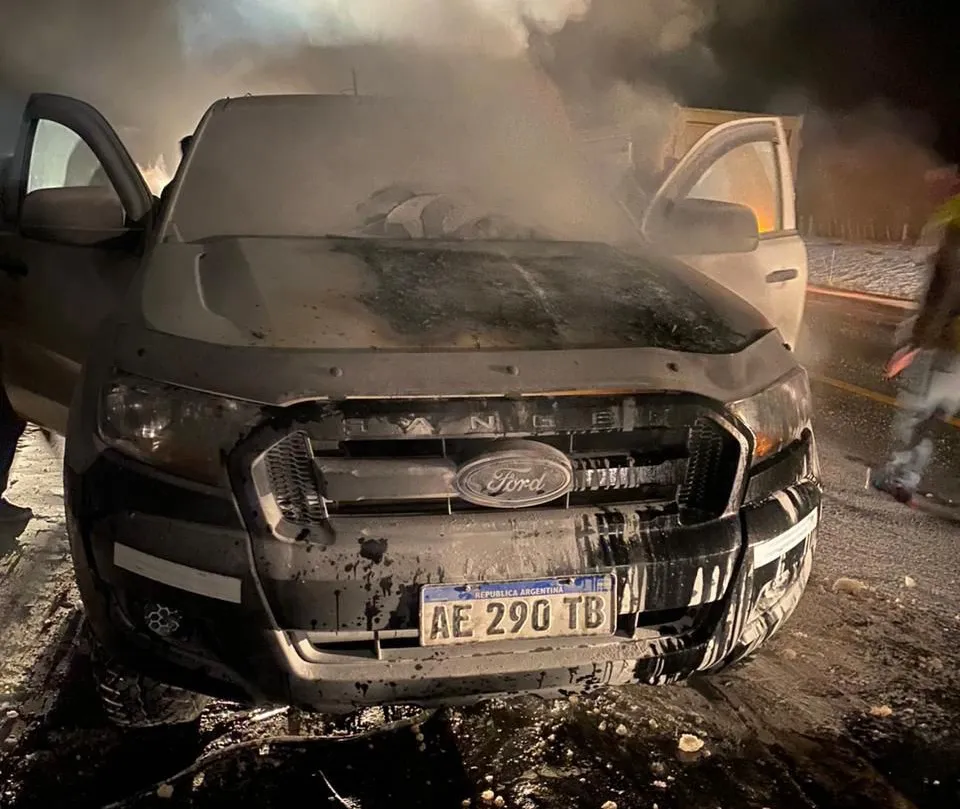 Una camioneta se incendió en horas de la noche mientras circulaba por la Ruta Nº3 (1)