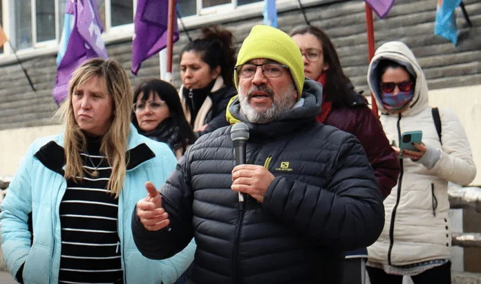 La docencia ratificó el paro tiempo indeterminado y este martes vuelven a reunirse