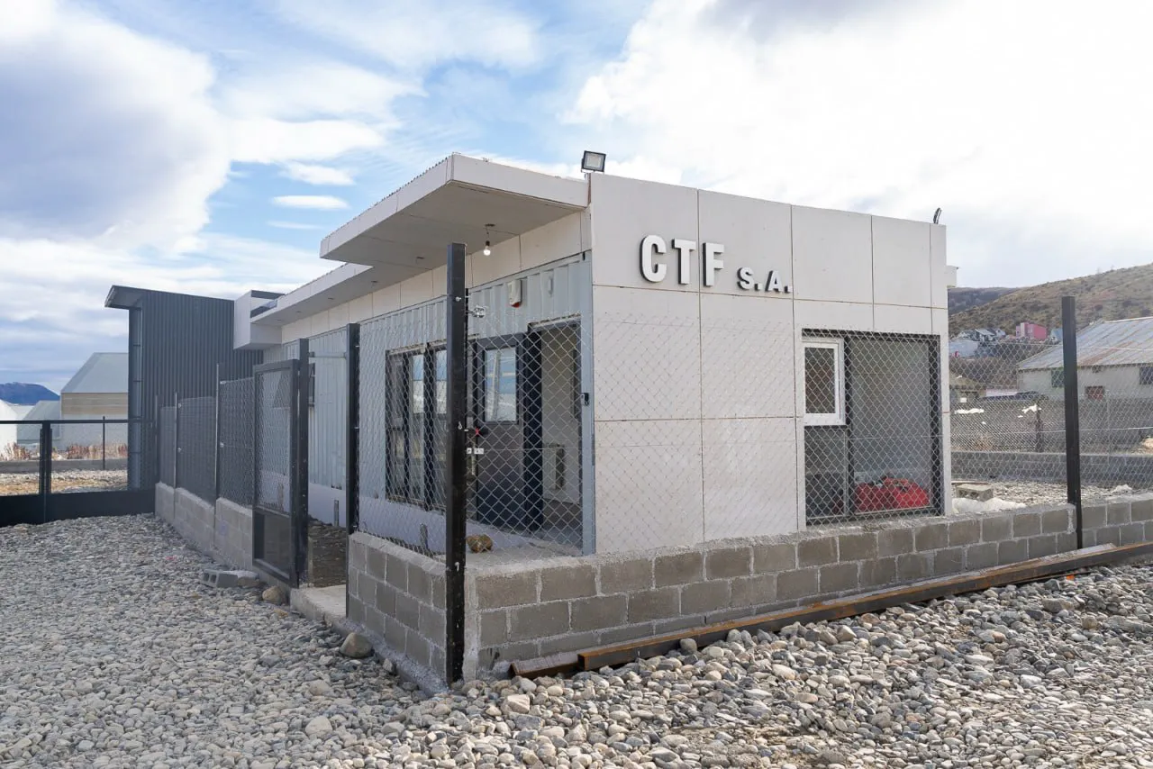 Autoridades realizaron un recorrido por la planta “Crustáceos Tierra del Fuego” (1)