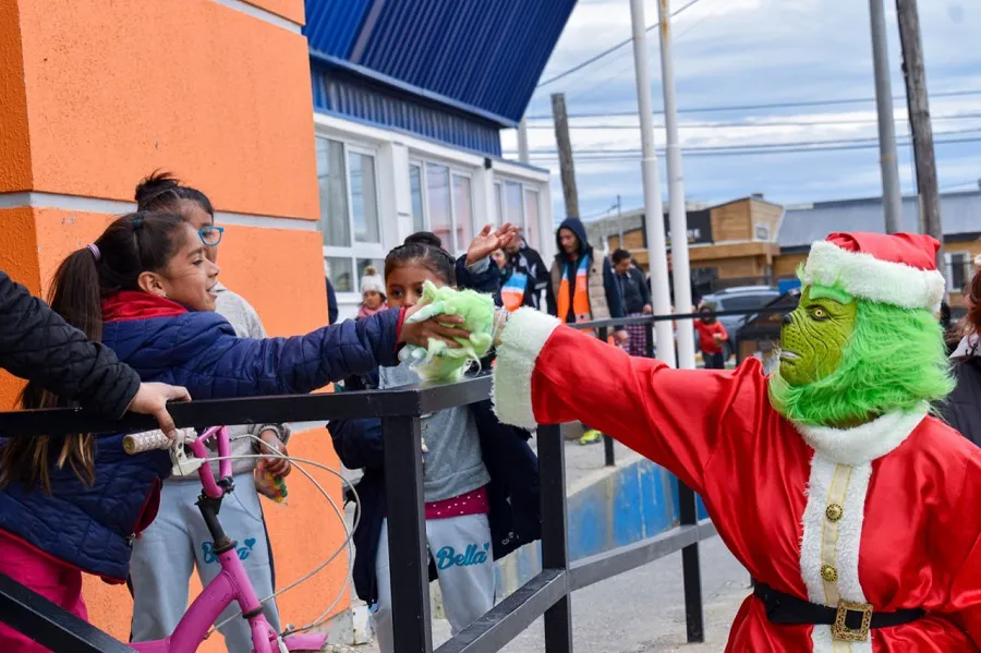 Papá Noel junto al Grinch visitaron a niños de los barrios de la provincia  (4)