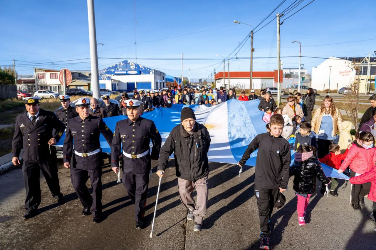 Abuelos realizaron un abrazo simbólico por el Día de la Escarapela (1)