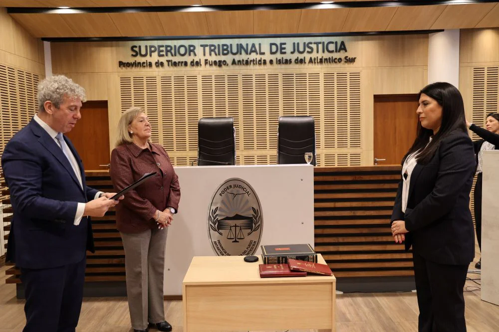 El Dr. Loffler toma juramente a la flamante Jueza María Elena Guerrero
