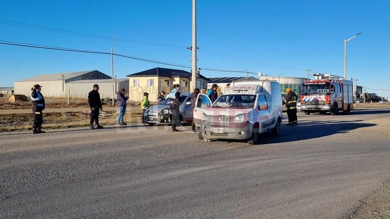 Violento choque en el ingreso al barrio de Altos de la Estancia dejó un herido (6)