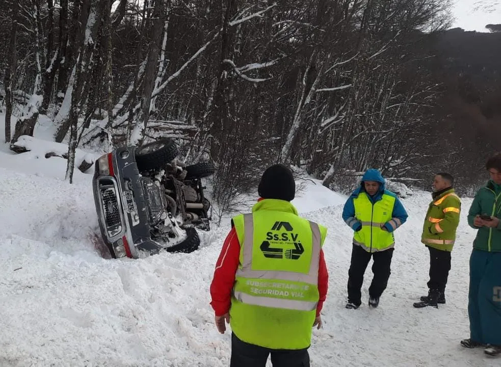 Despiste y vuelco de una camioneta sobre la Ruta 3 en el sector del “Valle de las Cotorras” (3)