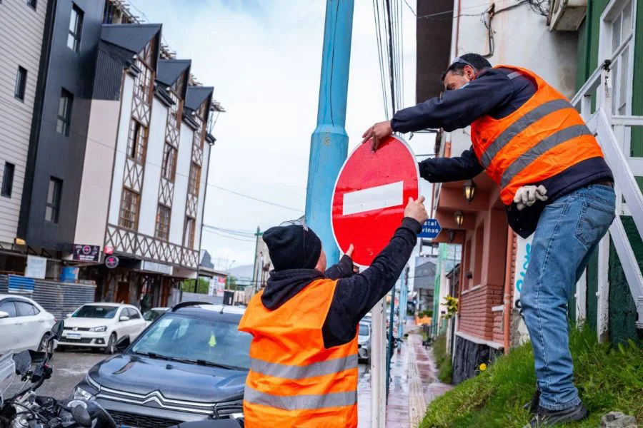 Comienzan con el cambio de cartelería