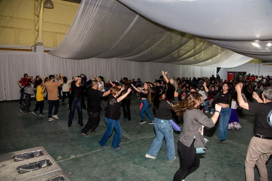 Vecinos colmaron el Esther Fadul celebrando la “Gran Peña Ushuaia Canta y Baila” (1)