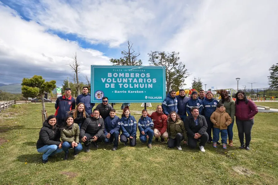 La plaza de Bomberos Voluntarios de Tolhuin ya cuenta con su propio cartel (1)