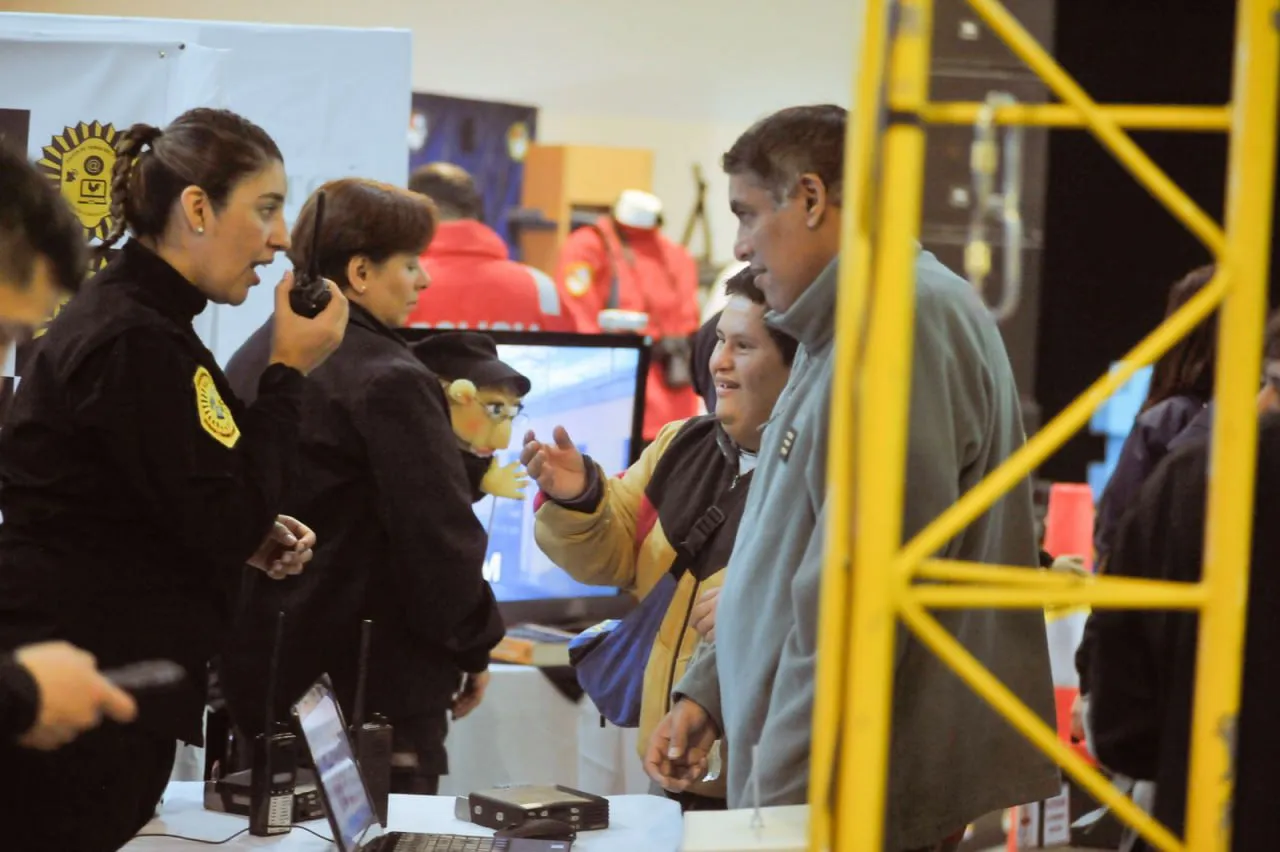 Hasta el viernes continúa la muestra de la expo “Conociendo tu Policía” en Río Grande  (5)