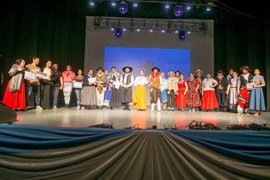 Vecinos disfrutaron del 2° Encuentro de Danzas Folclóricas Argentinas en Ushuaia  (4)