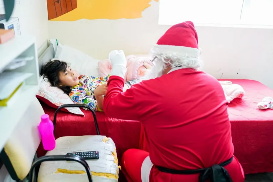 Niños internados en los hospitales y centros de salud recibieron la visita de Papá Noel (2)