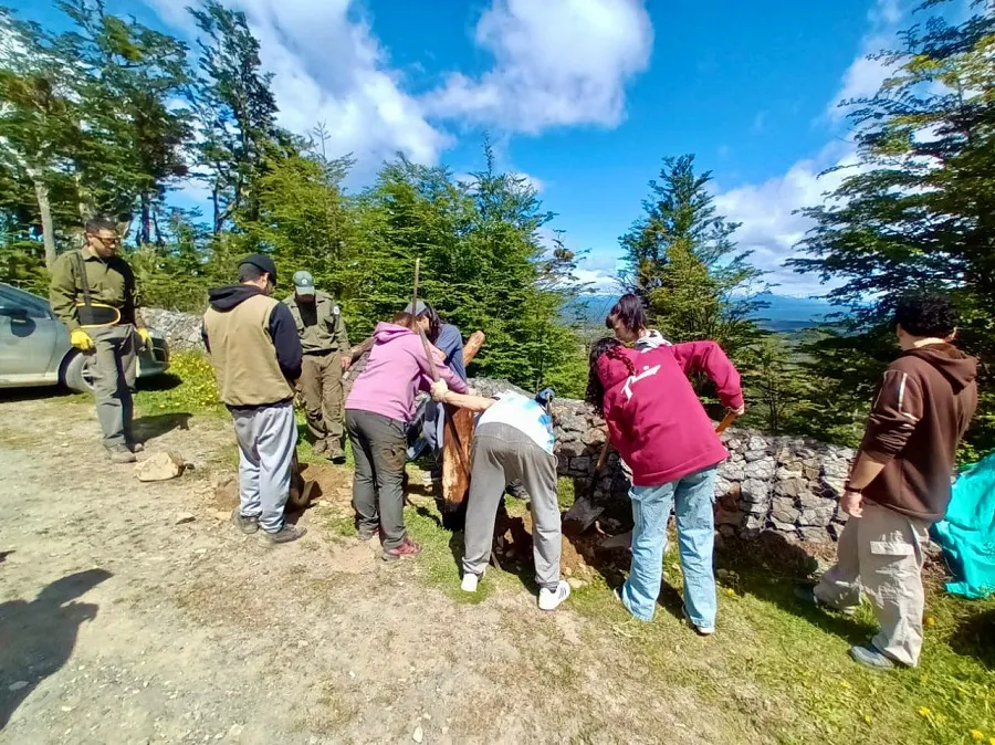 Estudiantes del bachillerato de Oficios realizan mejoras del mirador del Cerro Jeujepen (1)