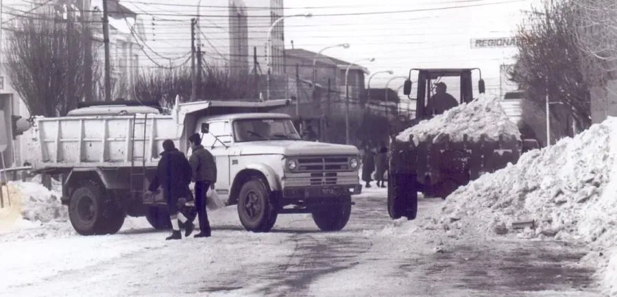 NEVADA-95-LIMPIEZA-CALLES-MAQUINA-LEVANTANDO-NIEVE26-27-JULIO-1995-OG