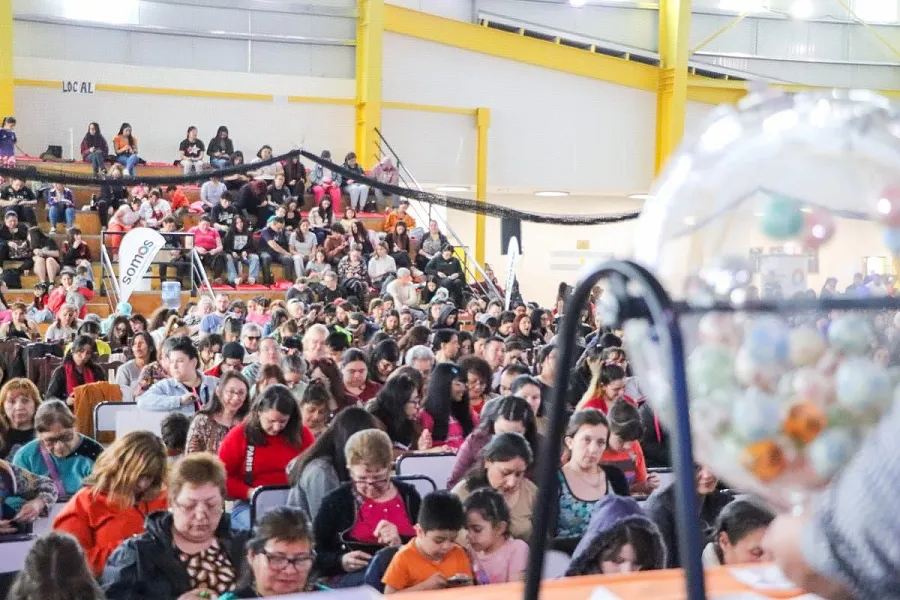 Vecinas de la ciudad de Tolhuin disfrutaron del Bingo por el Mes de las Maternidades (1)
