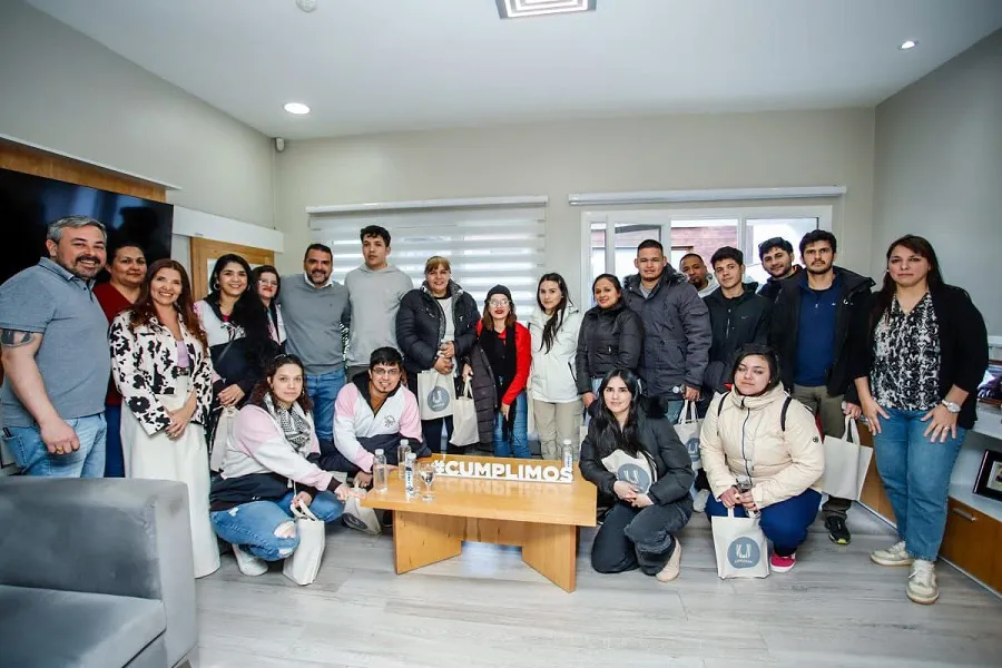 Estudiantes de Tolhuin que visitan Ushuaia fueron recibidos por el intendente Vuoto