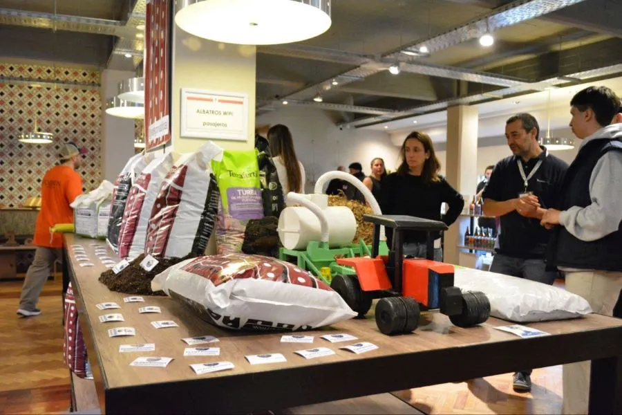 photo_5084764563323948222_y