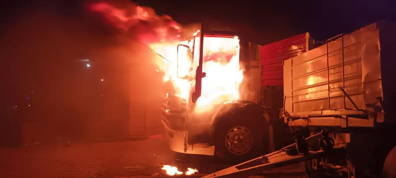 Un incendio intencional destruyó la cabina de un camión en la madrugada
