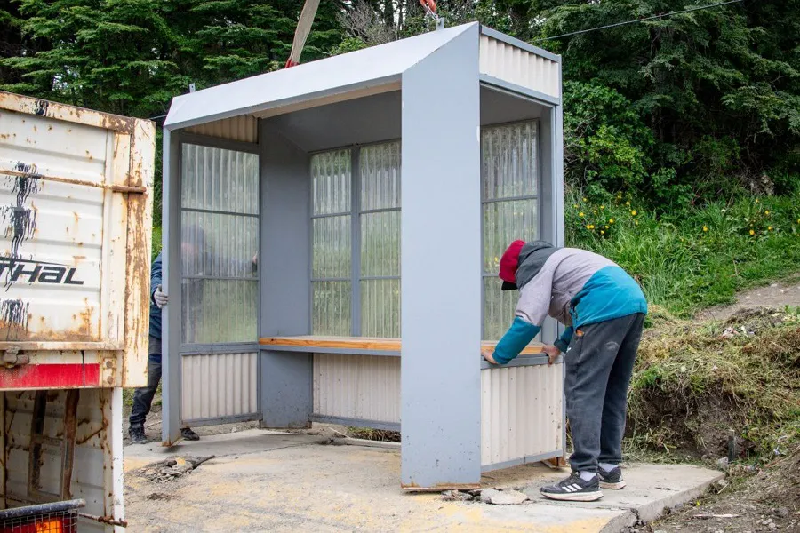 Continúa la colocación de nuevas garitas de colectivos en la ciudad de Ushuaia  (2)