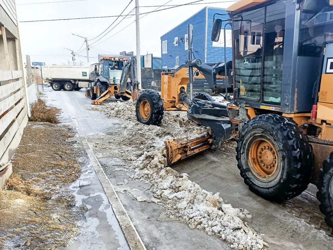 Intensifican los trabajos sobre las calles ante la presencia de hielo lavado (1)