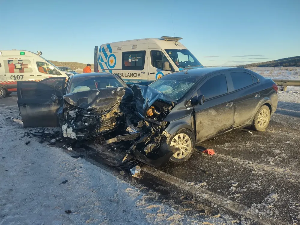 Impresionante choque frontal entre dos automóviles sobre la Ruta 3 dejó varios heridos  (1)