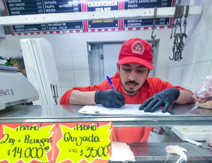 Vecinos continúan sumándose a las firmas para presentar el amparo contra la suba del gas