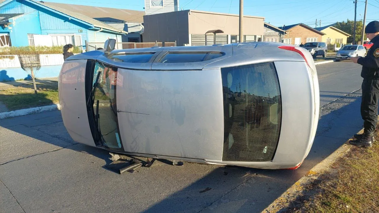 Chocó contra un automóvil estacionado tras una mala maniobra y terminó volcando  (1)