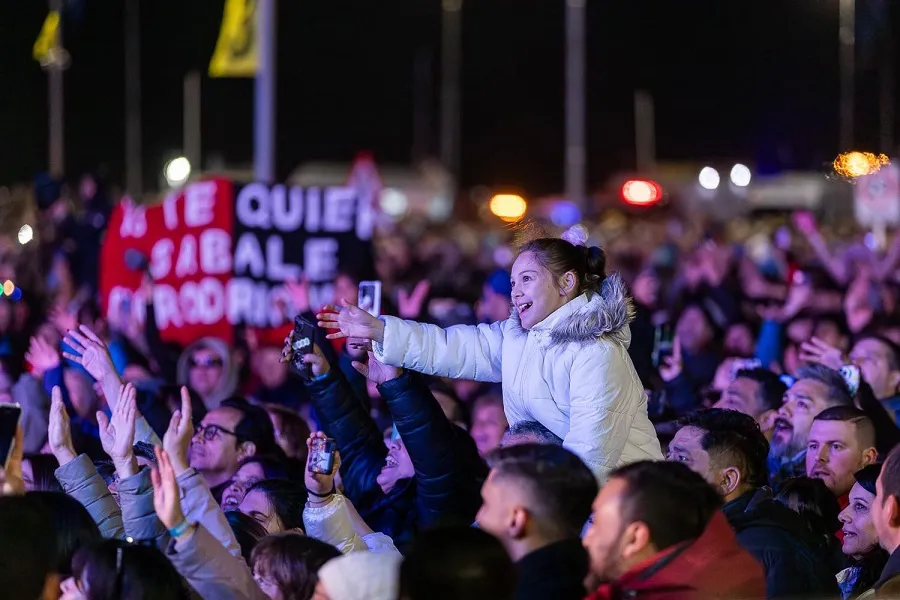 Miles de vecinos disfrutaron del show de los Palmeras en la previa al encendido del Arbolito  (5)