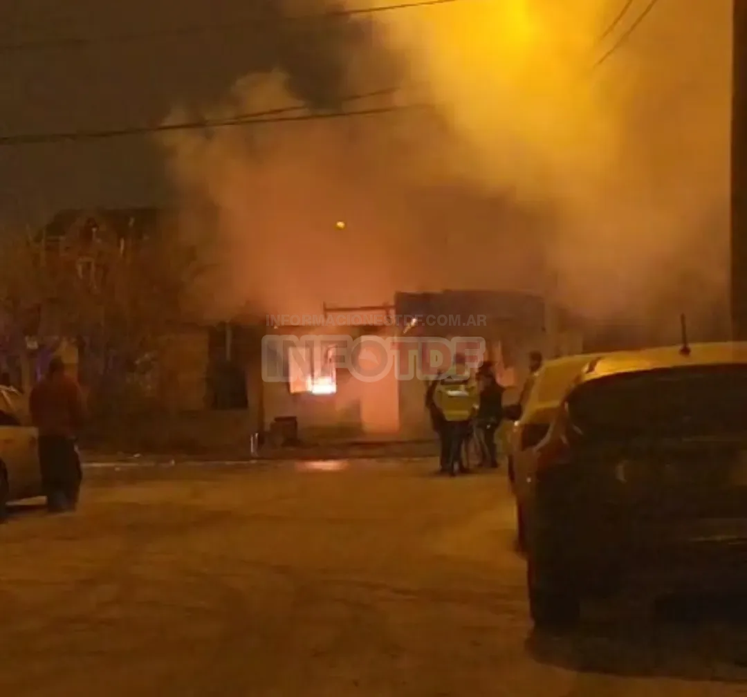 Un desperfecto eléctrico ocasionó un incendio que arrasó con toda una vivienda (1)
