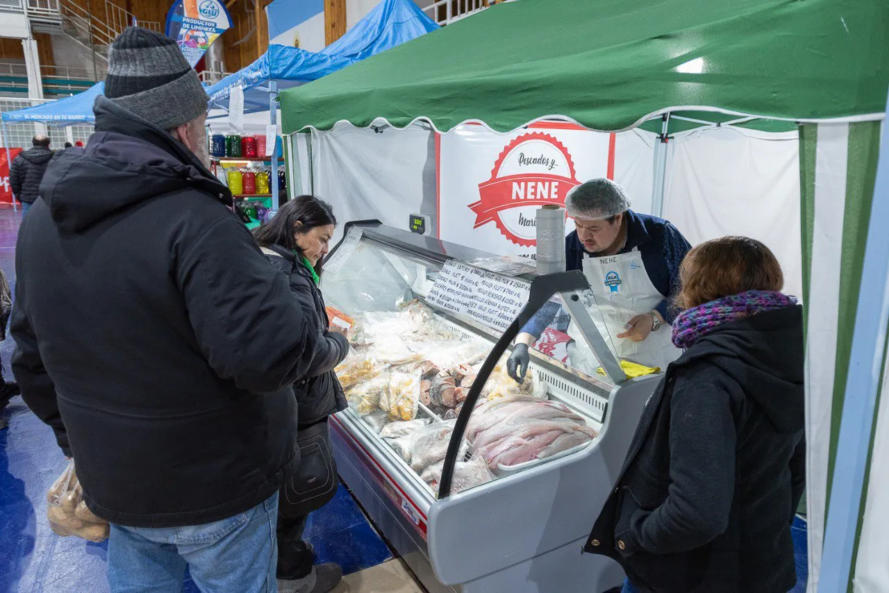 Gran participación de vecinos durante la feria “El Mercado en tu Barrio”