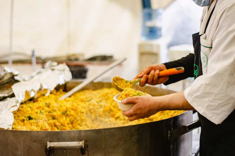 Alrededor de 15 mil porciones de la tradicional paella fueron repartidas a vecinos (4)