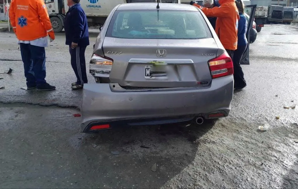 Violento choque a la salida de un supermercado en la ciudad de Ushuaia (2)