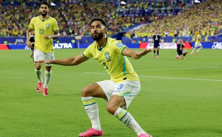 Brasil goleó a Escocia y se quedó con el primer puesto del grupo C
