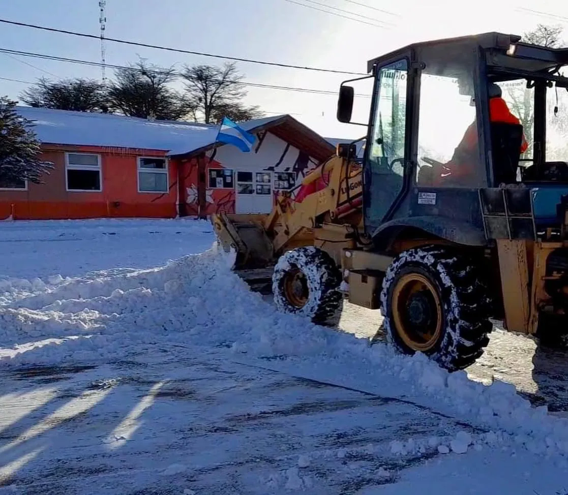 Intensos trabajos durante el fin de semana para retirar la nieve en Tolhuin (1)