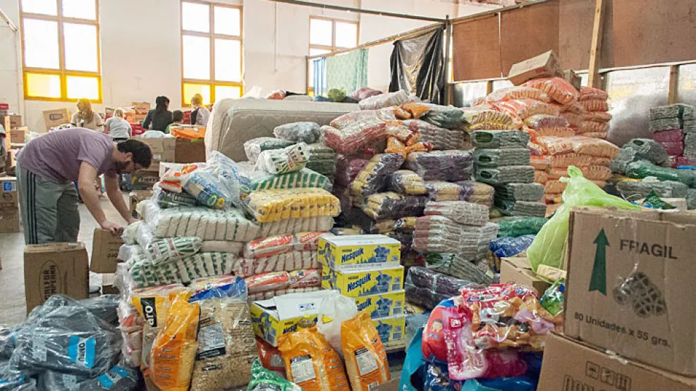 organizarse-en-el-gran-galpon-dispuesto-en-el-centro-de-lujan-para-recibir-las-bolsas-con-ropa-los-alimentos-no-perecederos-y-los-articulos-de-limpieza-trabajaban-para-derivar-donaciones-a-o-g1