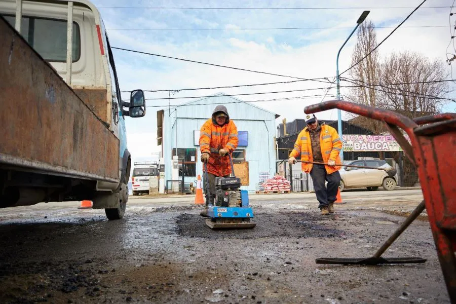 Se continúa con los trabajos de bacheo sobre las calles de Ushuaia