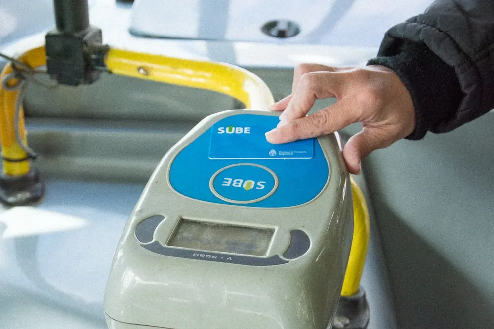 Acuerdo para que el personal policial y penitenciario viaje gratis en colectivo