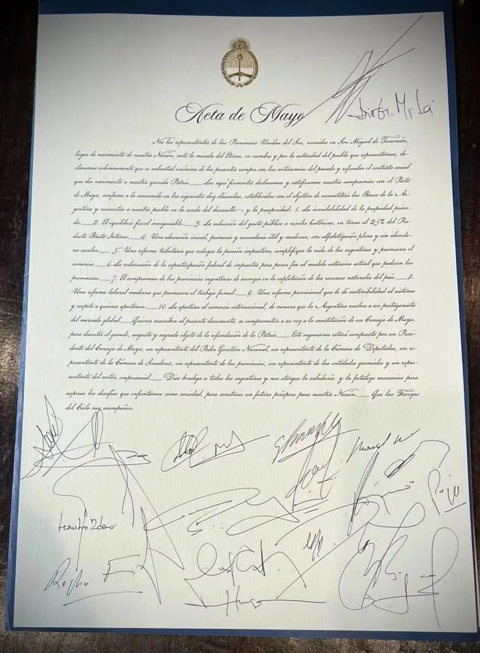 El Presidente Milei firmó en Tucumán el Pacto de Mayo junto a 18 gobernadores   (2)